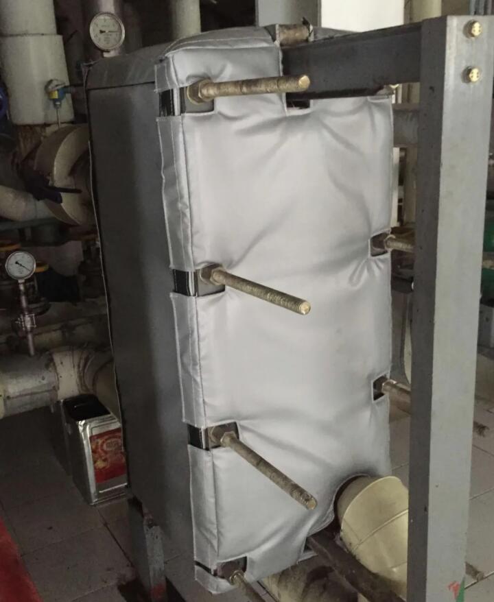 板式<a href=http://m.jmwfg.com.cn/e/tags/?tagname=%E6%8D%A2%E7%83%AD%E5%99%A8%E4%BF%9D%E6%B8%A9 target=_blank class=infotextkey>換熱器保溫</a>套